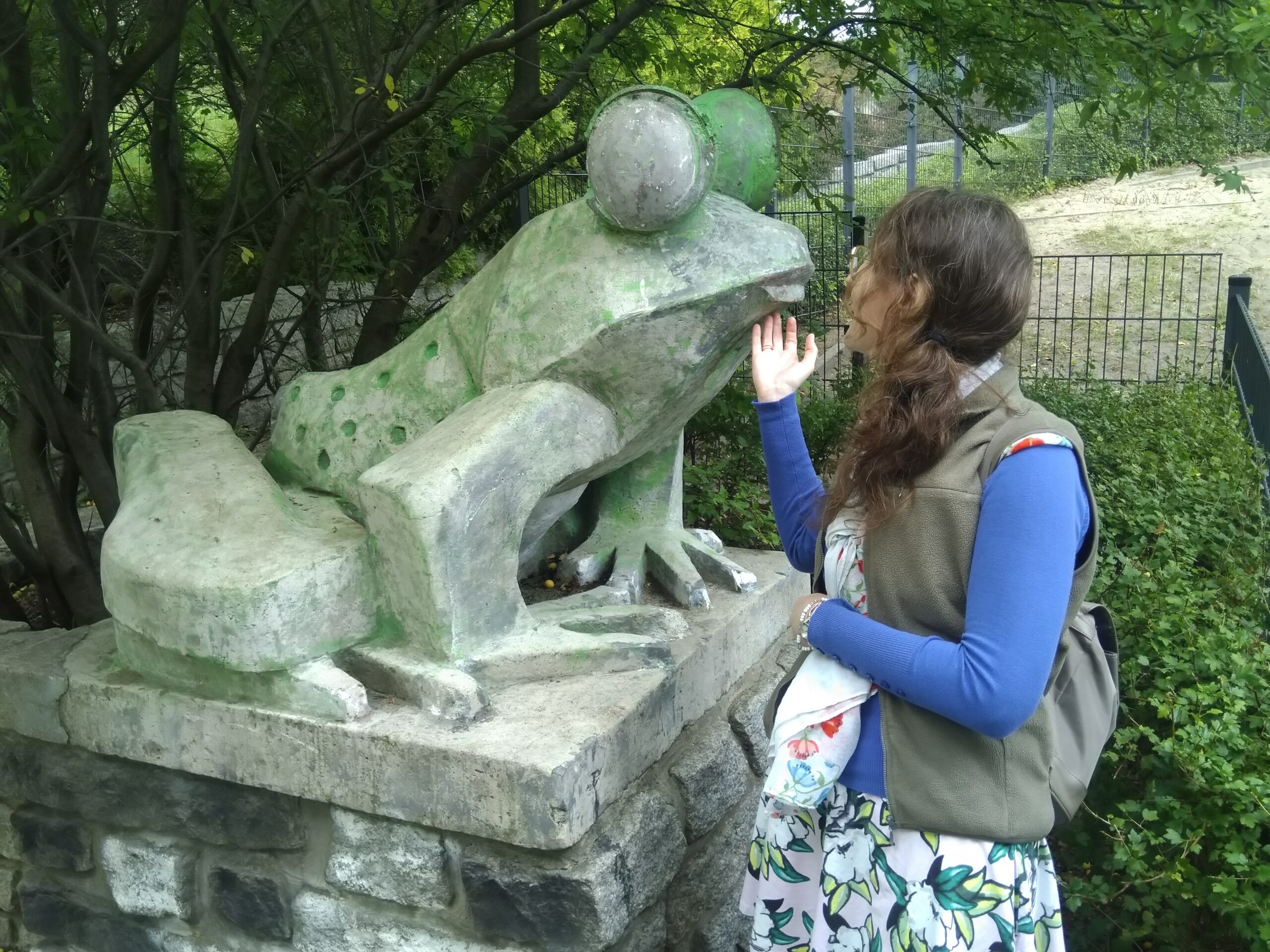 Zdjęcie ze smartfona przy Rzeźbie Żaba w Olsztynie, nad Łyną